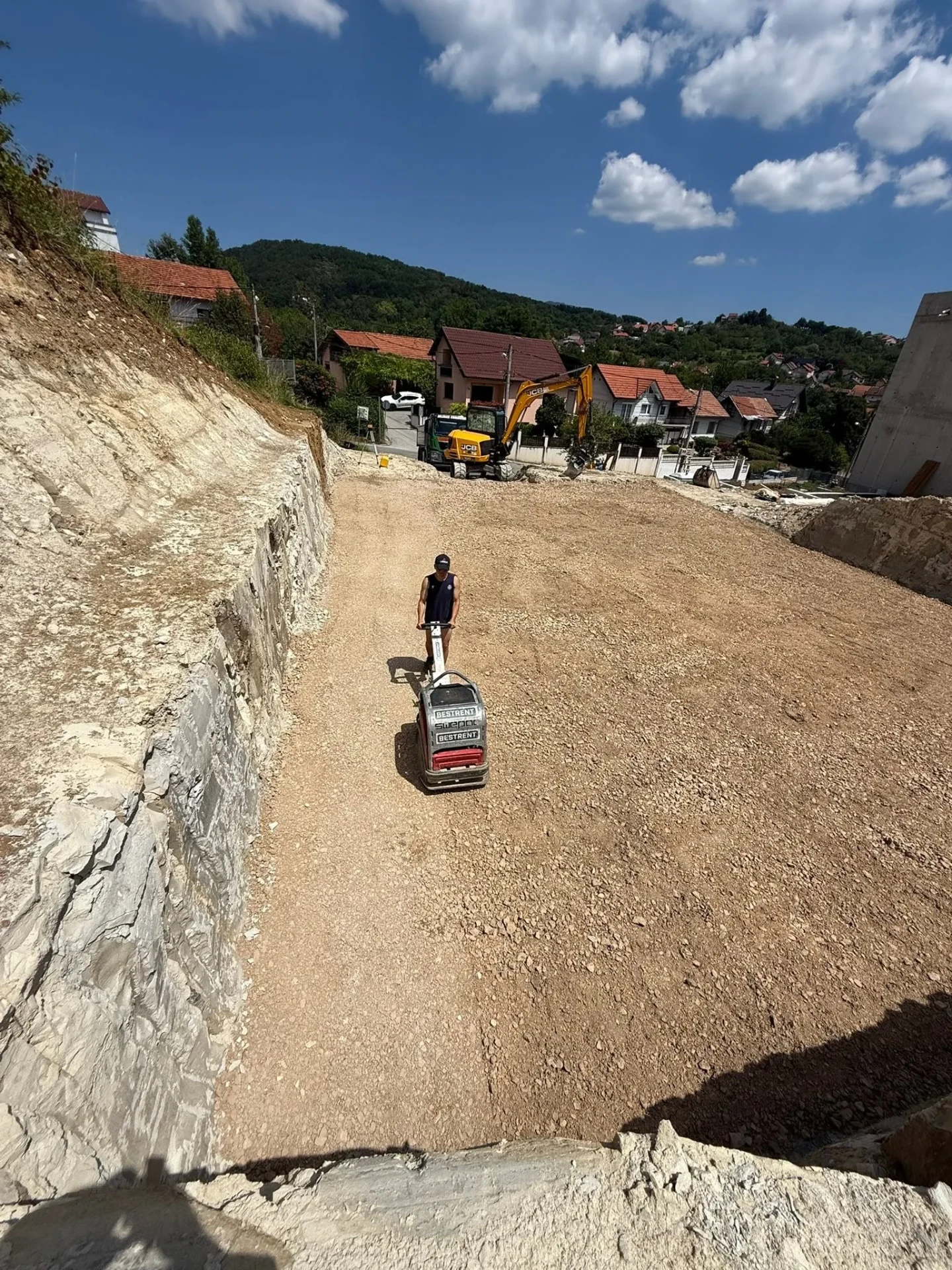 Nasipavanje i zbijanje terena vibro pločom