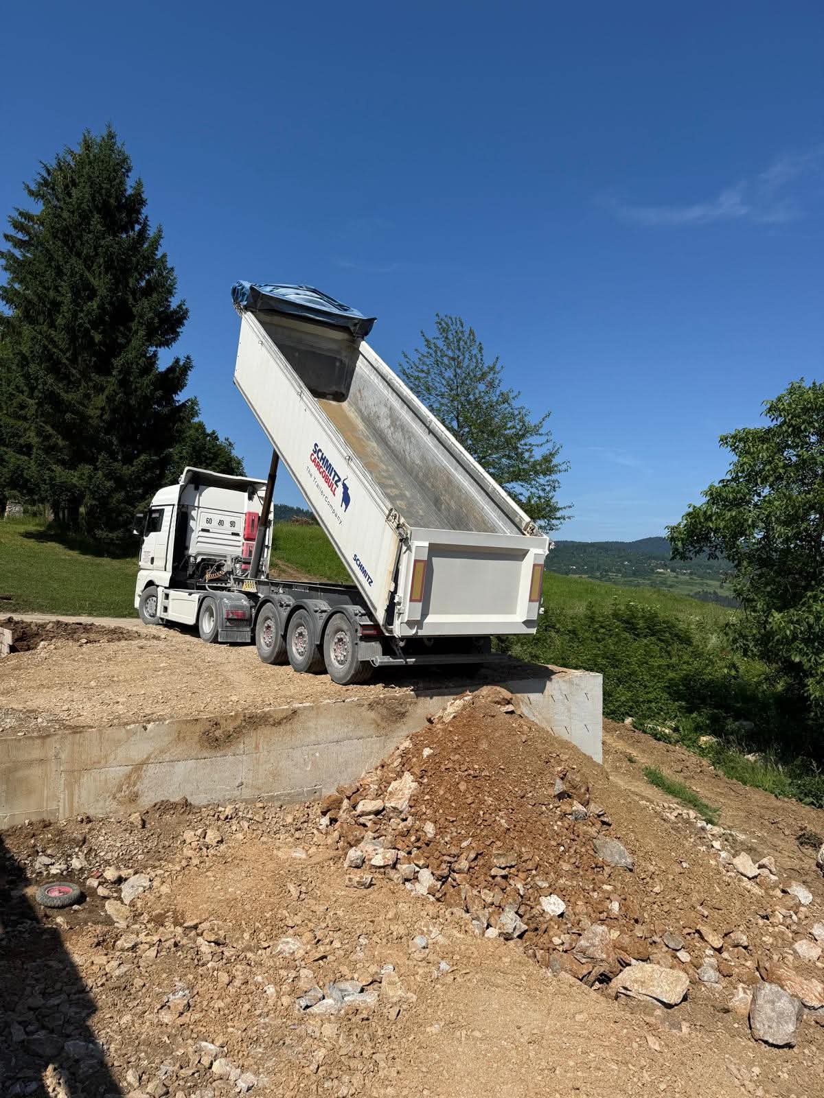 Kiper Mlinar Commerce pri istovaru materijala uz temelje objekta