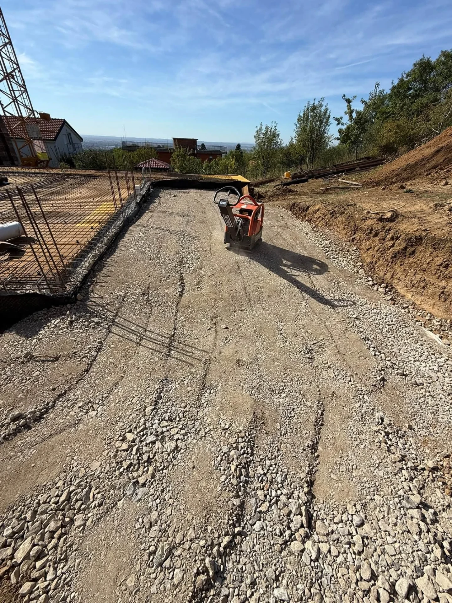 Nasipavanje i zbijanje kamene smjese iznad geotekstila, Vrapče