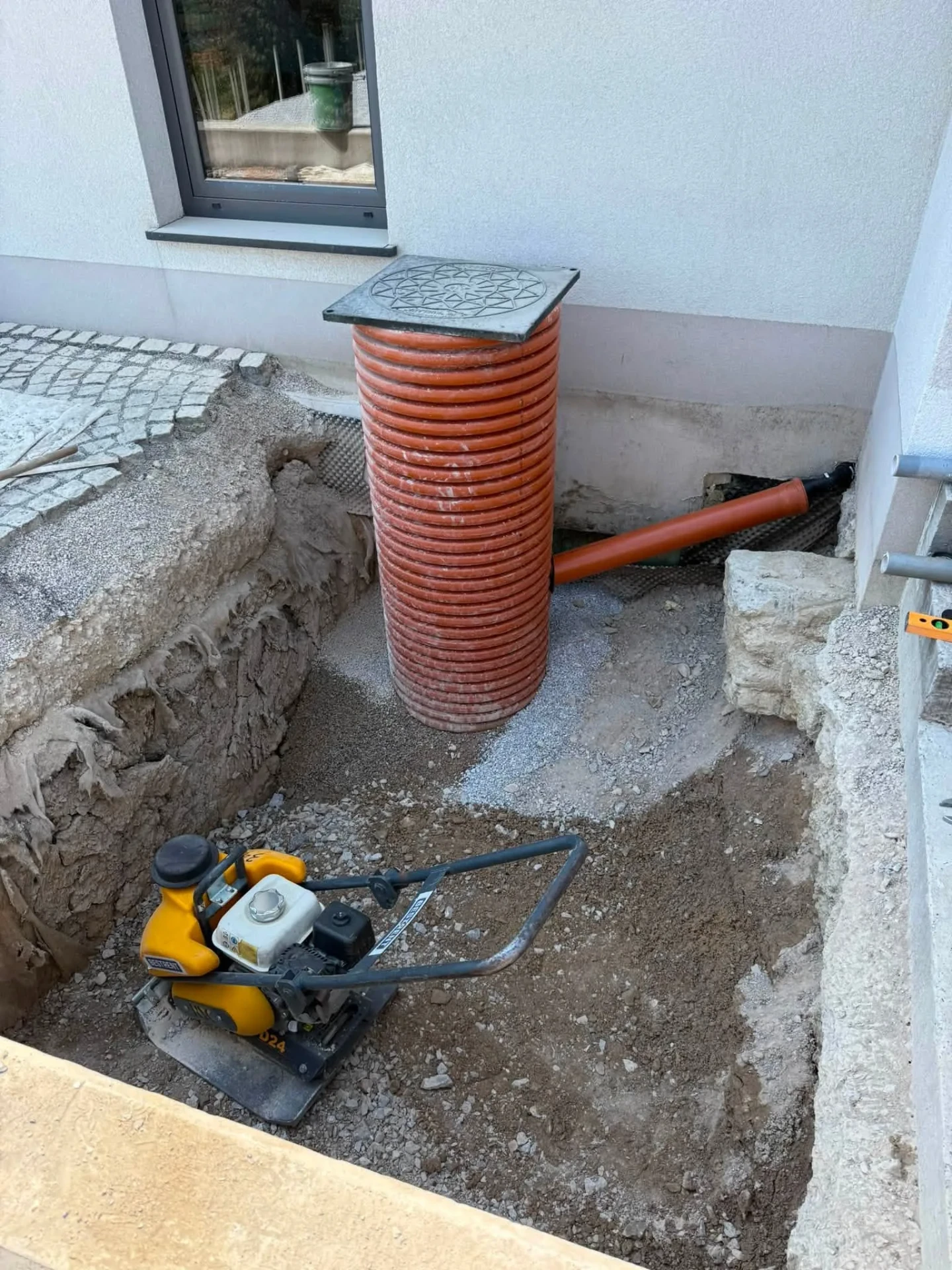 Zbijanje nasipa oko revizijskog okna odvodnje, Gornje Vrapče
