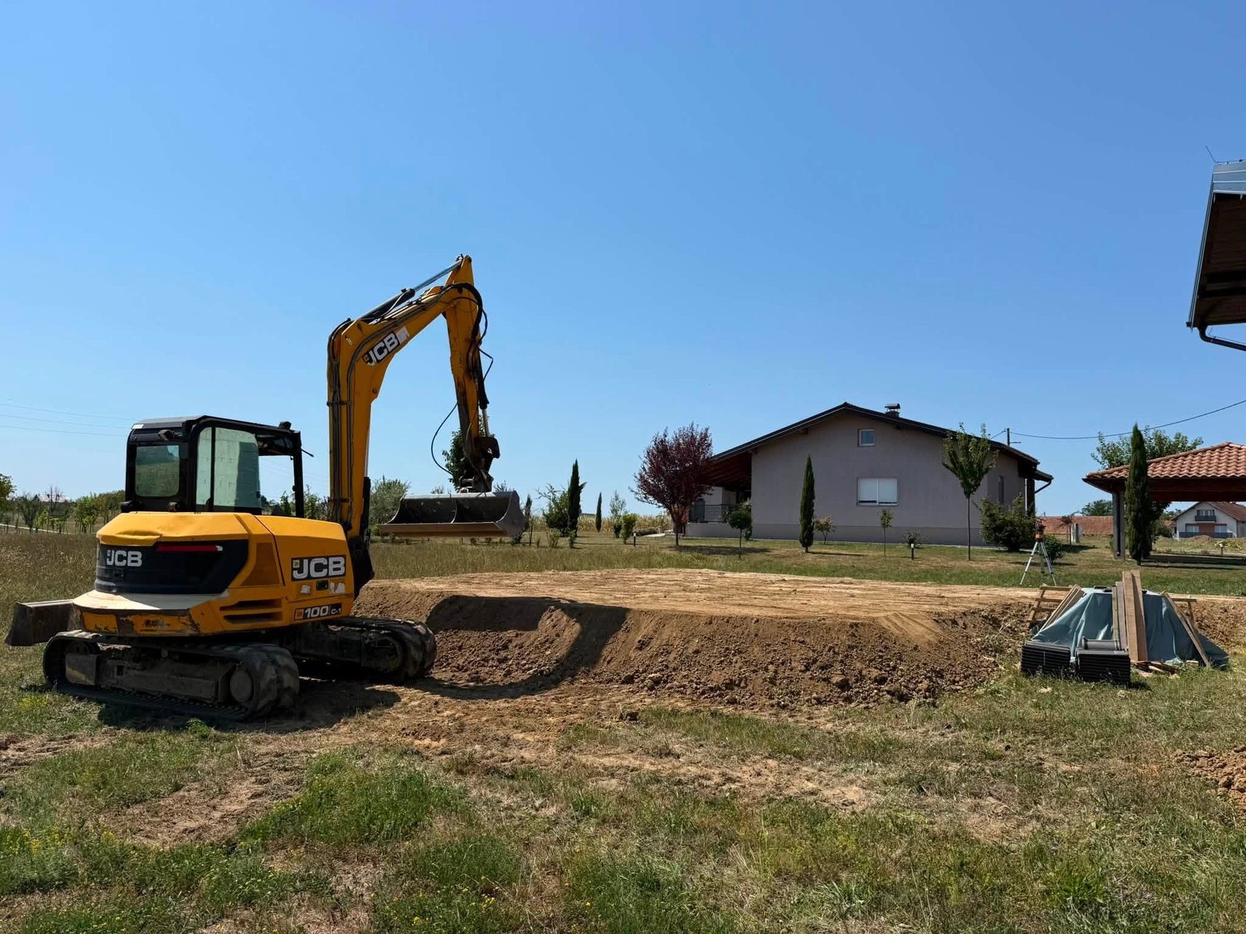 Bager na pripremljenoj podlozi gradilišta
