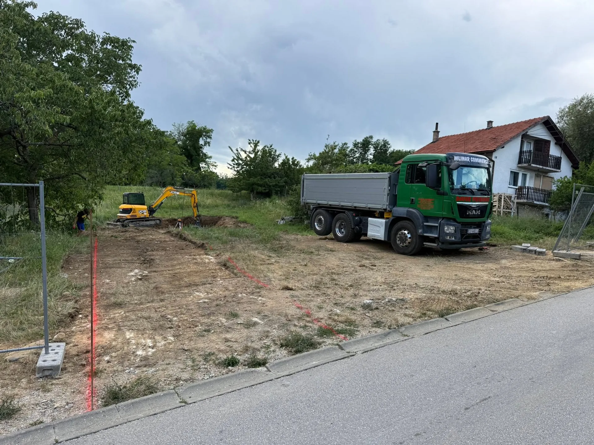 Kiper i bager Mlinar Commerce pri pripremi gradilišta