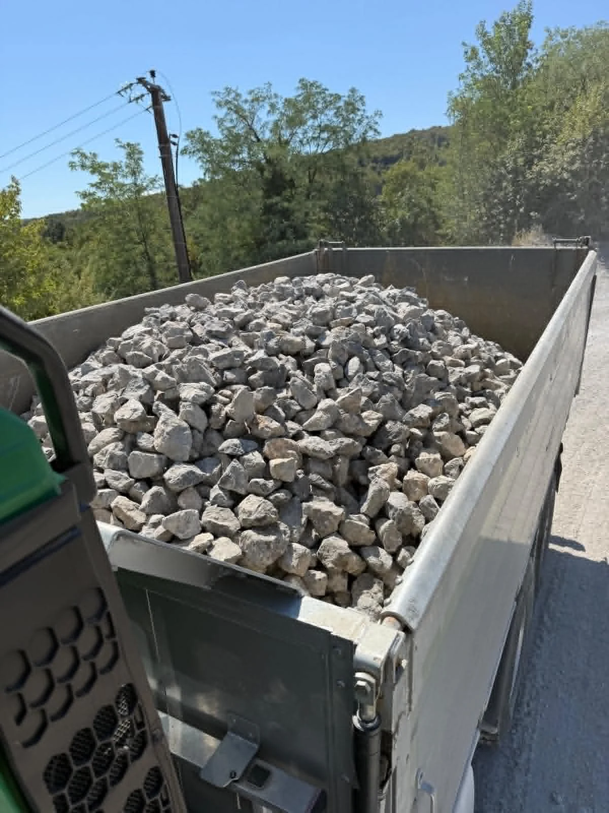 Krupniji lomljeni kameni materijal u sanduku kipera