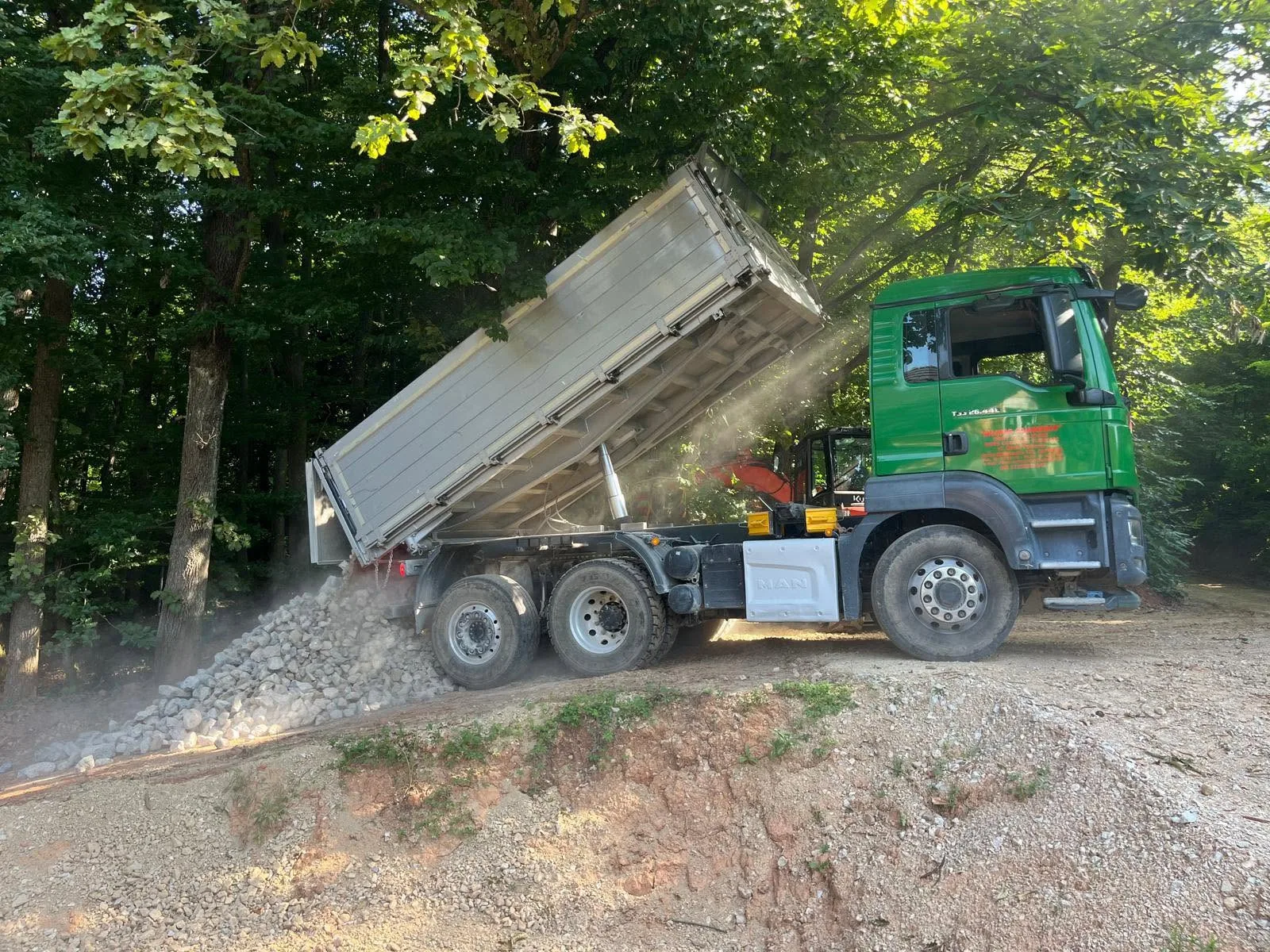 Kiper pri istovaru kamenog materijala na gradilištu